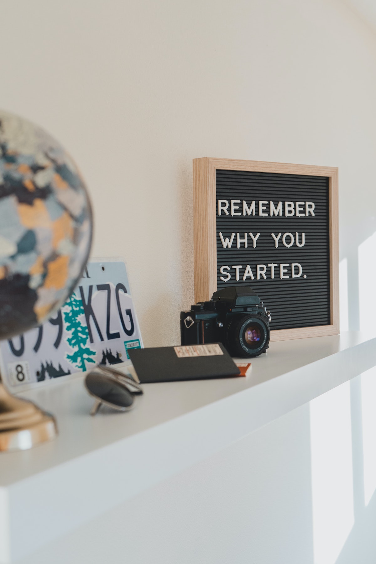 Shelf with a picture and motivation quote